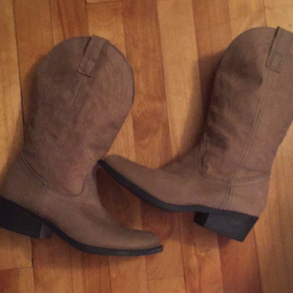 Women’s size 6 short cowboy boots tan